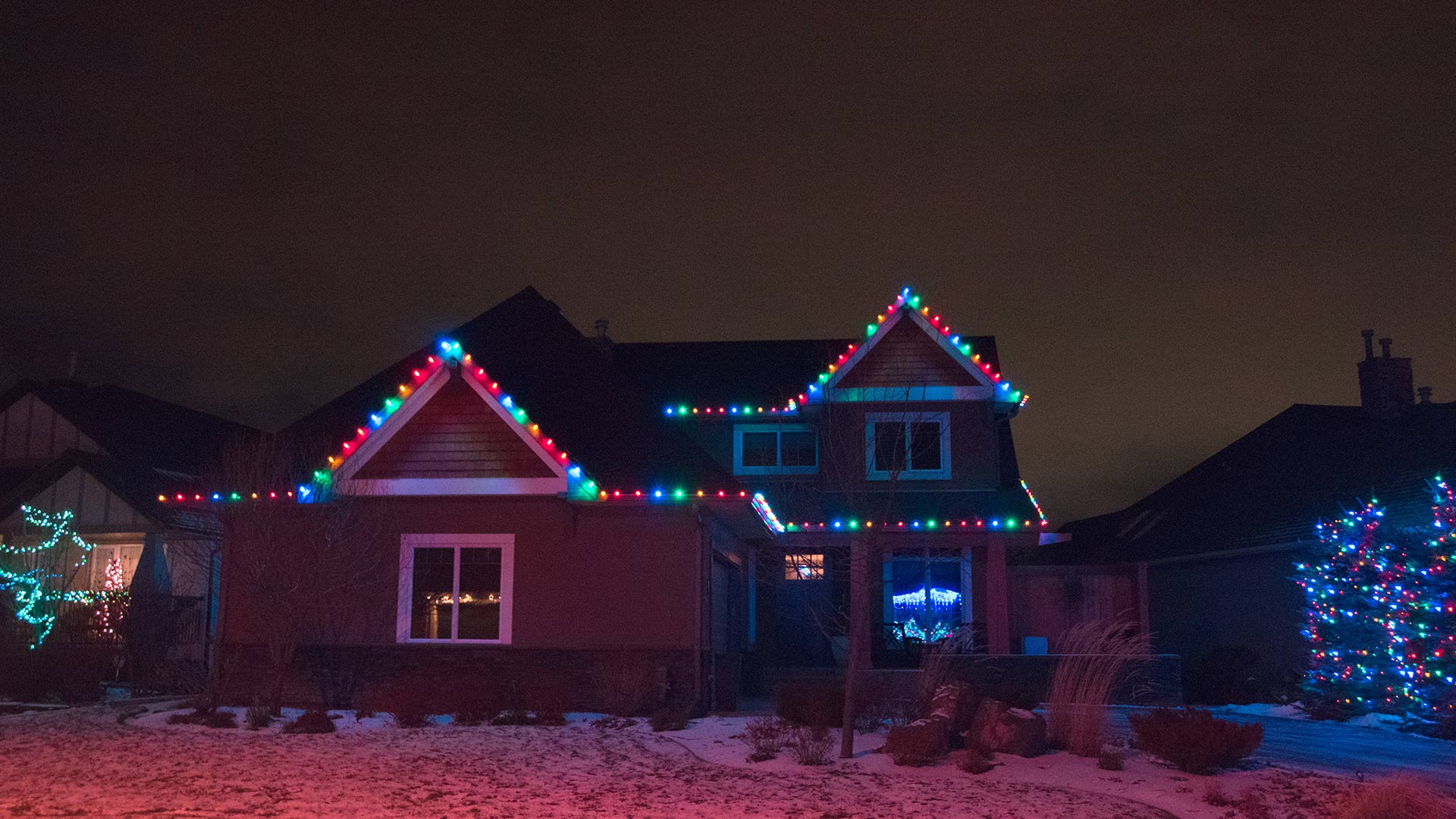 Should You Hire Professionals to Install Your Holiday Lights?